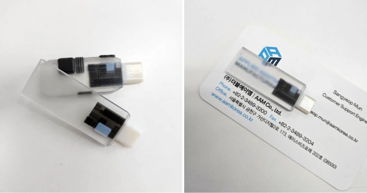 투명하게 만든 USB 하우징. 아래 명함의 글자가 그대로 비친다