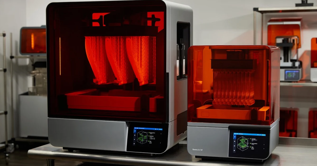 Formlabs Form 4L과 Form 4 크기 비교